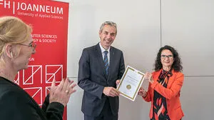 Martin Tschandl ist sichtlich stolz, dass er diese Auszeichnung entgegennehmen kann