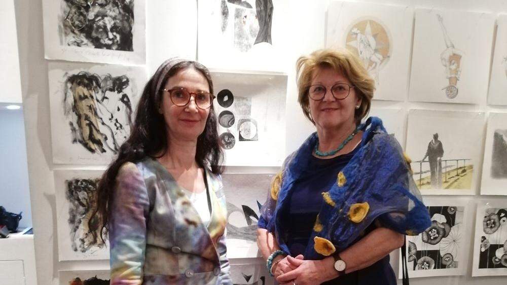 Christine Kertz (rechts) mit einer Kollegin bei der Ausstellung in Paris