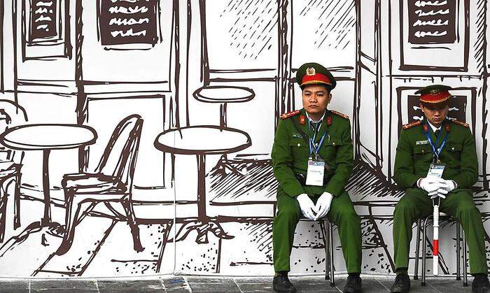 Nicht alle finden das Treffen in Hanoi prickelnd: Sicherheitsmitarbeiter vor dem Hotel Metropole