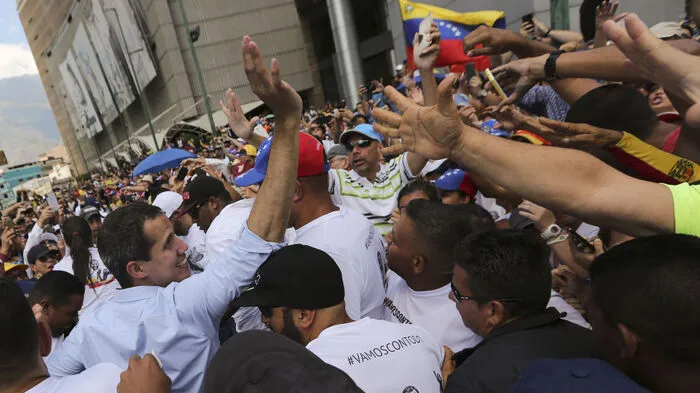 "Wir fordern nicht nur Wasser und Licht, sondern auch Demokratie und Zukunft", sagte der selbst ernannte Interimspräsident Juan Guaidó am Wochenende auf der Hauptkundgebung in Caracas.