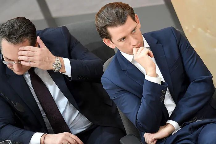 Zum ersten Mal abtreten musste Kurz, weil der Nationalrat die türkis-blaue Regierung nach der Ibiza-Affäre und dem Ende der türkis-blauen Regierung am 27. Mai 2019 abgewählt hatte. Damals übernahm ein von Brigitte Bierlein geführtes Expertenkabinett die Regierungsgeschäfte. Nach dem ÖVP-Wahlsieg und der Verhandlung einer Koalition mit den Grünen kehrte Kurz am 7. Jänner 2021 ins Kanzleramt zurück.
