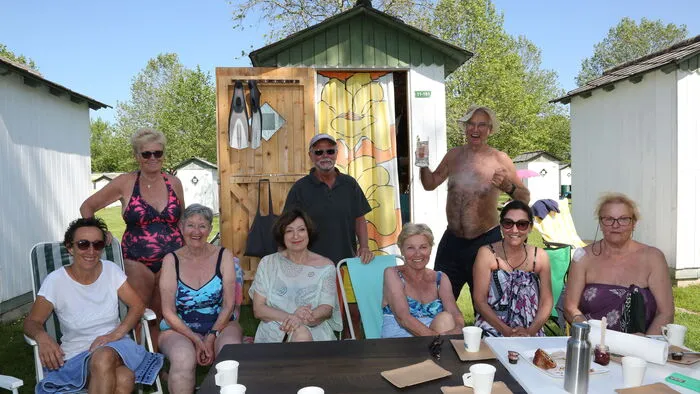 Die lustige Runde verbringt seit mehr als 50 Jahren ihre Sommer gemeinsam im Strandbad Klagenfurt. Über die Jahre haben sich Freundschaften entwickelt - teilweise sogar Liebschaften. Gegenseitige "Ausbau-Tipps" für die beliebten "Wörthersee-Villas" gibt man gerne weiter.
