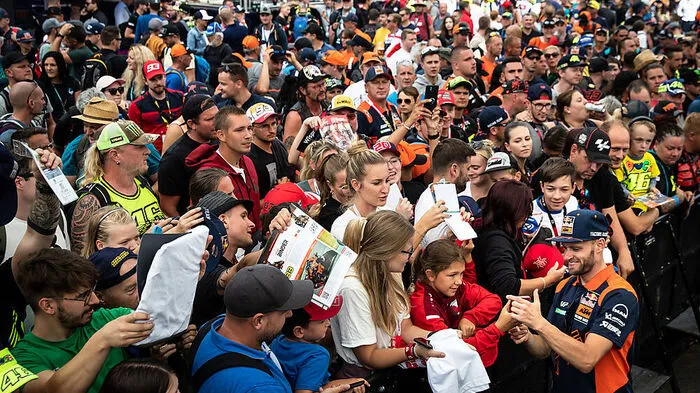 Annähernd 170.000 Zuschauer sind heuer zum Motorrad-Grand-Prix von Österreich gekommen. Alleine am Sonntag kamen 92.035 Fans an die Strecke - und bekamen die Stars hautnah zu sehen.