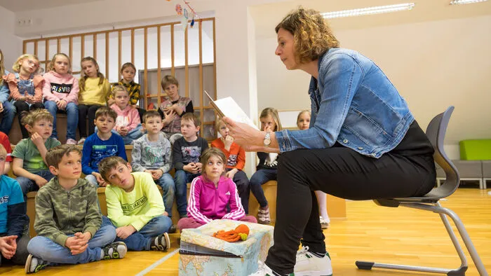 Ingrid Schellander (rechts) las im Kindergarten und der Volksschule Damtschach drei Stunden lang vor gesamt 150 Kindern