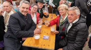 Bundeskanzler Karl Nehammer im Festzelt der Freiwilligen Wehren