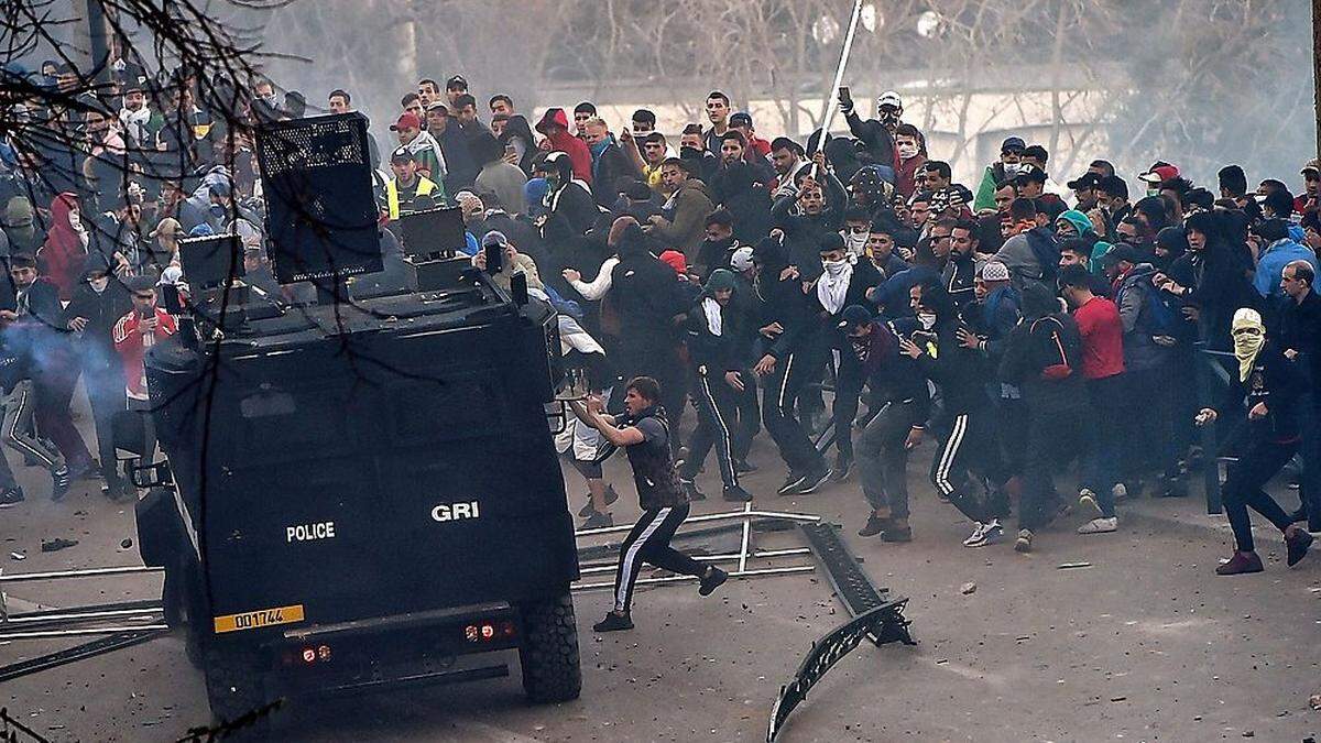 Heftige Zusammenstöße: Proteste gegen eine weitere Kandidatur von Staatspräsident Abdelaziz Bouteflika