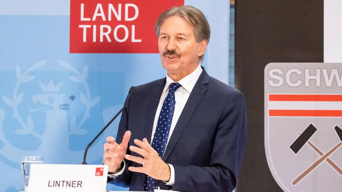 ABD0127_20210311 - SCHWAZ - ÖSTERREICH: BGM Hans Lintner aufgenommen am Donnerstag 11. März 2021 während der Landepressekonferenz zum Thema "Beginn der Impfaktion im Bezirk Schwaz sowie der Ausreisetestpflicht für den Bezirk", am Donnerstag 11. März 2021 in Schwaz. - FOTO: APA/EXPA/JOHANN GRODER