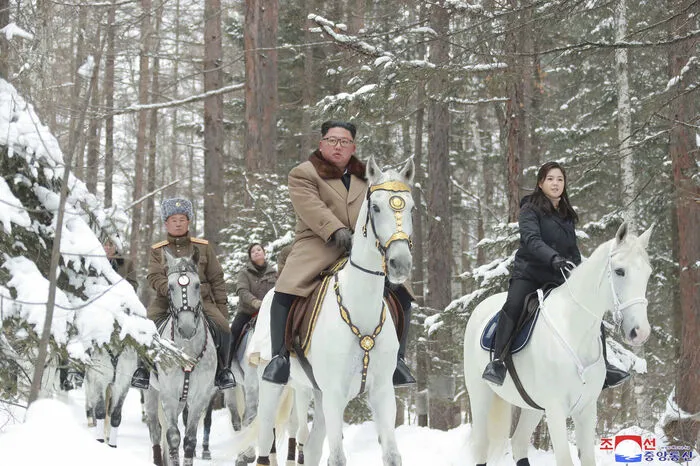 Zuletzt waren dazu im Oktober Bilder vom reitenden Kim entstanden.