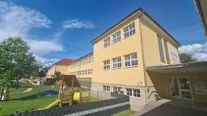 Schulgebäude von außen