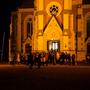 Öffentliche Gebäude und auch Kirchen, wie hier in Villach, werden ab Montag orange beleuchtet