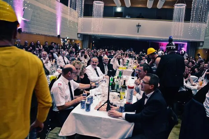 Der Ballsaal war geschmückt mit leuchtenden Lichterketten, Ziegelsteinen als Tischdeko und echten Straußenfedern. Das Motto wurde aufgrund des derzeitigen Um- und Zubaus beim Feuerwehrhaus gewählt.