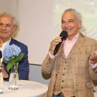 In St. Nikolai präsentierte Alfred Ninaus (l.) seinen neuesten Film „Die Südoststeirische Roas“. Er ist Teil der Reihe „Land der Berge“ auf ORF III. ORF-Redakteur Gernot Rath (r.) führte durch die Premiere