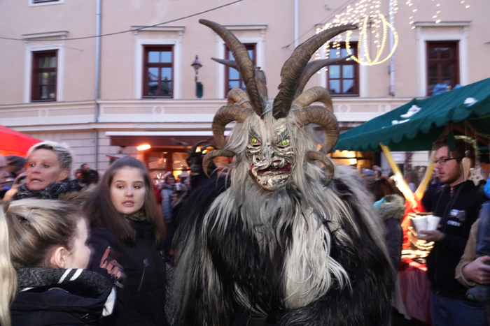 Auch Perchtengruppen kamen zum Christkindlmarkt nach Weiz.