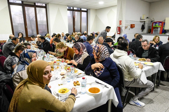 Gemeinsames Fastenbrechen in der Ditib-Moschee Lohberg, in Deutschland