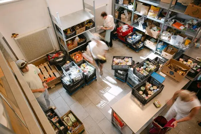 Blick von oben auf die Lebensmittelausgabe der Caritas.