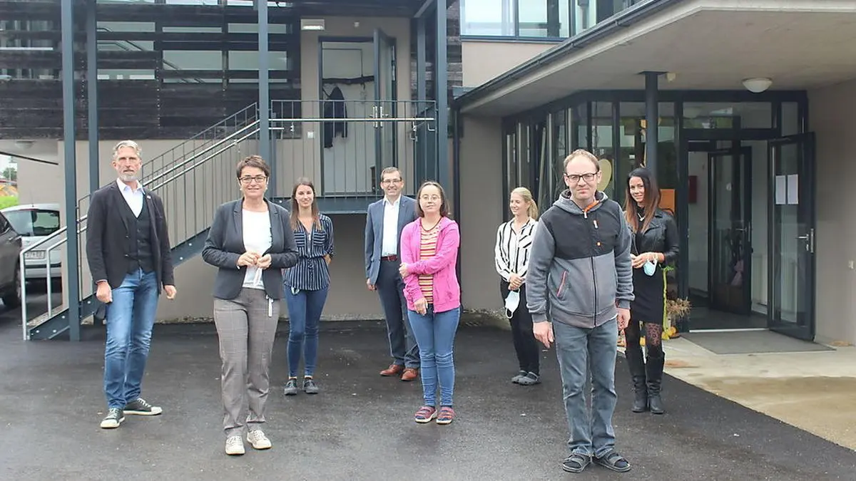 Gesundheitsreferentin Beate Prettner mit Andreas Jesse (links) und Bürgermeister Burkhard Brückl (hinten) mit dem "autArK"-Team und Bewohnern