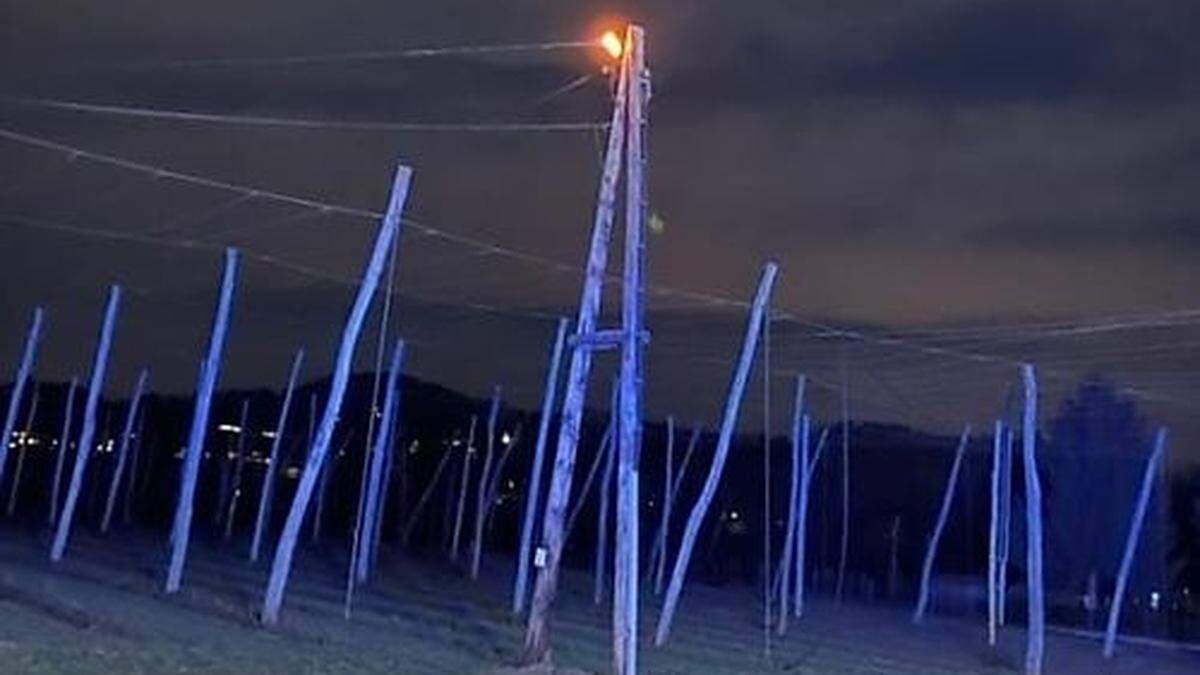 Der Strommast fing aus unerklärlichen Gründen zum Brennen an