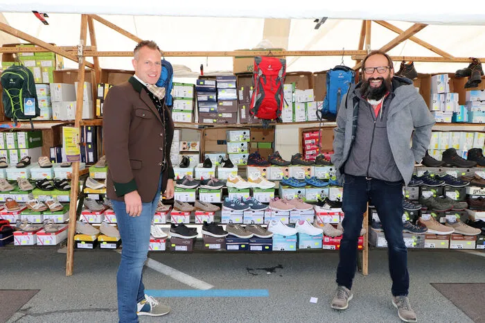 Der Marktkommissär der Stadtgemeinde Feldkirchen, Peter Schistl, mit Gerald Lattacher vom Schuhhaus Lattacher aus Gurk.