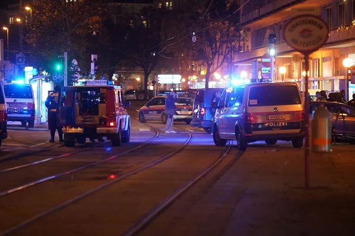 Die Polizei appelliert außerdem an die Bevölkerung, KEINE Videos und Fotos zu posten, solange der Einsatz läuft.