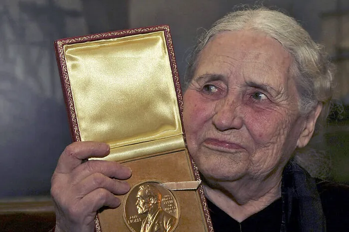 ... Doris Lessing ("Das goldene Notizbuch") musste 2007 aus Altersgründen absagen. Ihr LondonerVerleger hielt die Nobelvorlesung ...