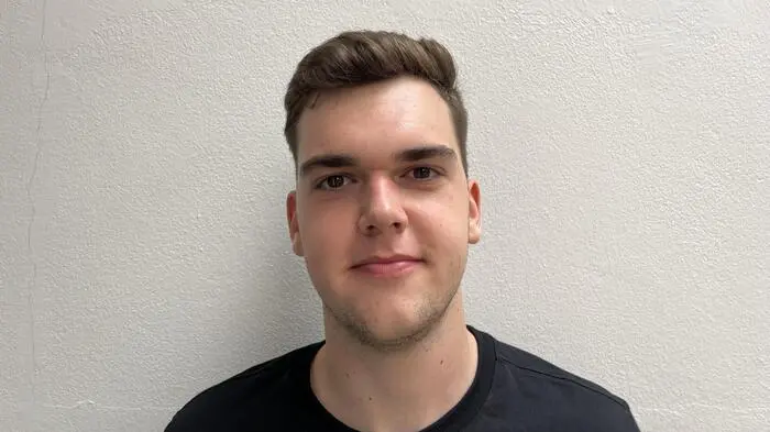 Jan Josef Lerner (16), Deutsch Goritz: „Ich habe zwar nicht jeden Tag die Zeit, mich ausführlich mit Nachrichten zu beschäftigen, trotzdem informiere ich mich häufig nach der Schule, was auf der Welt so passiert. Hierbei vertraue ich vor allem der Zeit im Bild auf TikTok oder dem Fernsehen, da in diesen Medien kritisch berichtet wird.“
