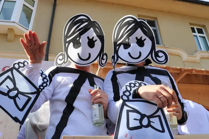 Die bunt gekleideten Faschingsnarren sorgten mit guter Laune und viel Begeisterung für eine ausgelassene Stimmung