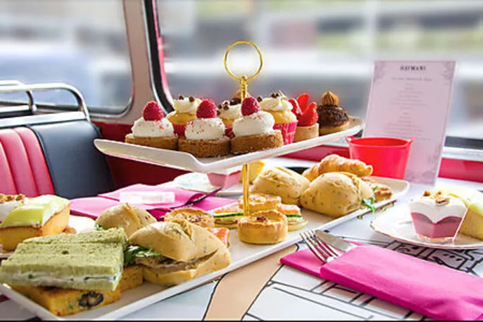 Afternoon Tea Bus. Heute sind die alten, roten Doppeldeckerbusse von den Straßen so gut wie  verschwunden. Aber bei der B Bakery kann man nach wie vor an Bord gehen und sich die Stadtrundfahrt mit einemAfternoon Tea versüßen. london.b-bakery.com