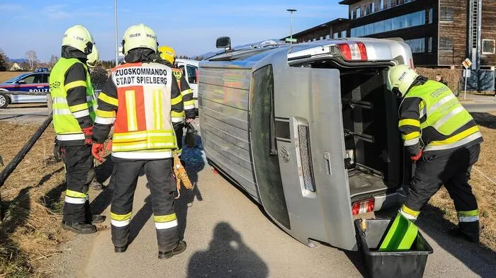 Beim zweiten Unfall (Fotos) blieb ein Wagen auf der Seite liegen, es gab auch Verletzte.