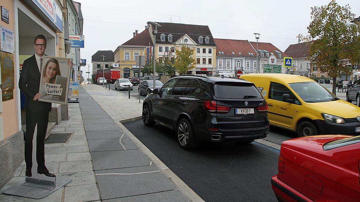 Der Gehsteig vor Hartlauer wurde um einen Parkstreifen verengt