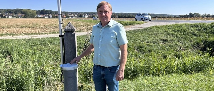 Bürgermeister Manfred Voit beim Lokalaugenschein auf einer der beiden Messstellen in Großsteinbach