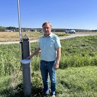 Bürgermeister Manfred Voit beim Lokalaugenschein auf einer der beiden Messstellen in Großsteinbach