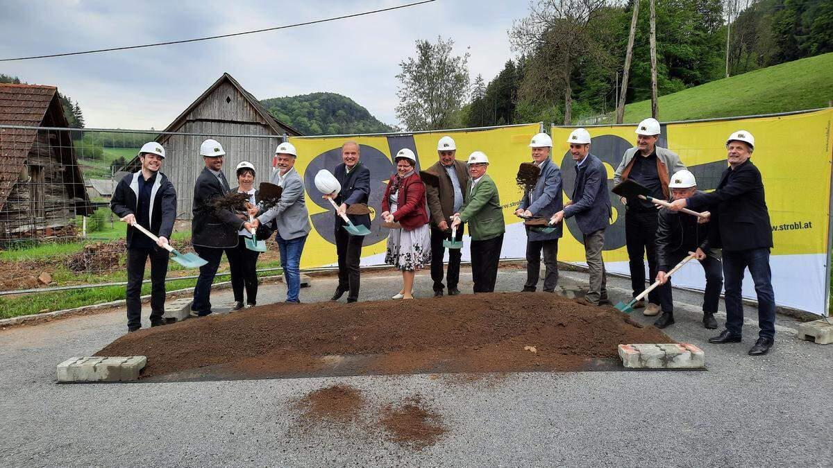 Bernhard Ederer (5.v.l.), Bürgermeister Naas, Landtagsabgeordnete Silvia Karelly (6.v.l) und Architekt Heimo Staller (3.v.r.), beim Spatenstich für den Neubau des Kindergartens, gemeinsam mit Gemeindevertretern und Mitarbeitern der Baufirma Strobl Holzbau