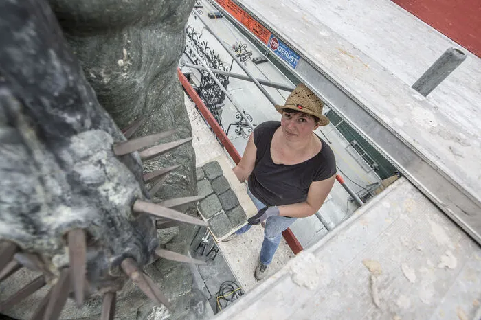 Susanne Leiner mit einem Farbenmuster.