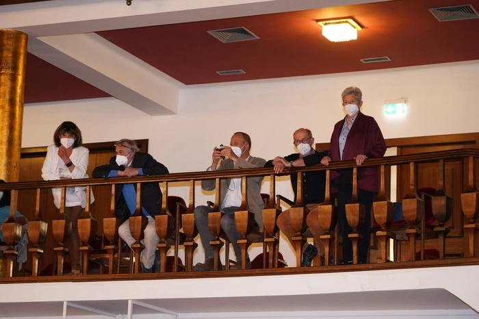 Auch einige Zuseher auf der Galerie verfolgen das Geschehen im Kongresssaal