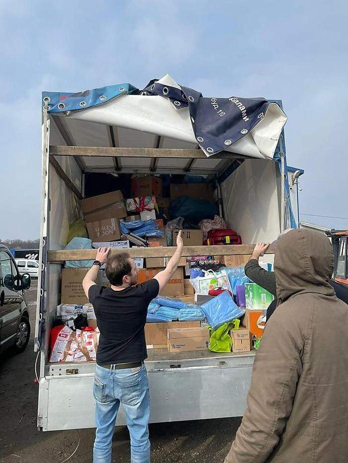 Die Spenden wurden in den Lkw geladen und an die ukrainische Grenze gebracht