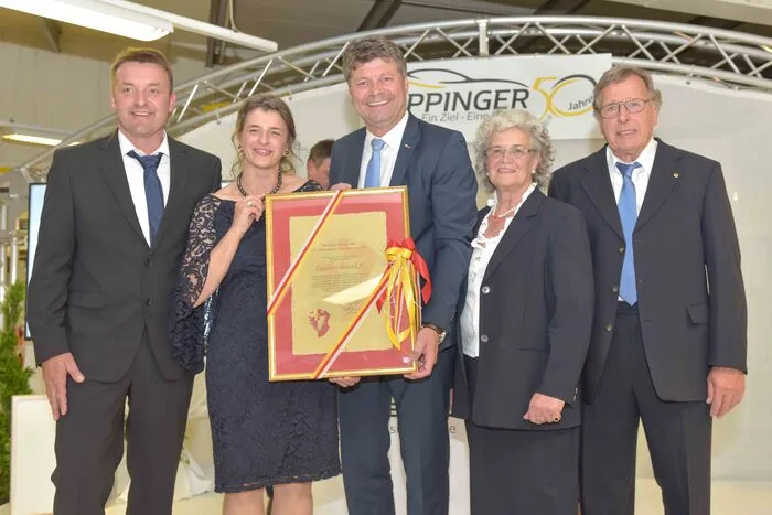Klaus Lerchster, Elke Lerchster-Tuppinger, Bürgermeister Gerhard Pirih, der der Familie das Stadtwappen verlieh, Edith und Peter Tuppinger.
