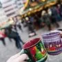 Auf Christkindlmärkten wird wieder angestoßen