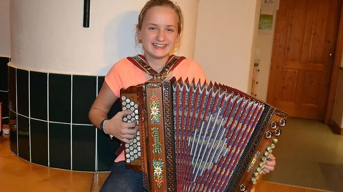 Neben der Steirischen Harmonika spielt Sophie Spanner (12) aus Reigersberg in Ilz noch Hackbrett