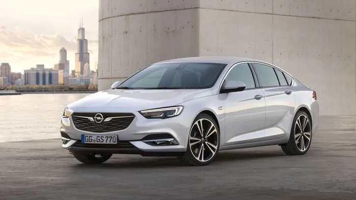 Die zweite Generation des Opel Insignia basiert auf einer komplett neuen, um bis zu 175 Kilogramm leichteren Architektur und verfügt über einen um stattliche neun Zentimeter längeren Radstand (2,83 m) als das gerade noch aktuelle Modell. Dank deutlich kürzerer Überhänge vorn und hinten ist er im Vergleich zum Vorgänger jedoch nur 5,5 Zentimeter länger geworden und kommt jetzt auf 4,9 Meter.