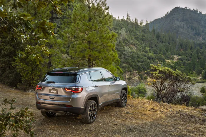 Der Compass ist sofort als Jeep zu erkennen. Dafür stehen charakteristische Designmerkmale wie der Kühlergrill mit sieben Lüftungsschlitzen oder die trapezförmigen Radhäuser. Das Dach kann zudem auf Wunsch schwarz lackiert werden und das ebenfalls optionale zweiteilige Sonnendach bietet maximale Kopffreiheit und natürlich echtes Open-Air-Feeling. Für zusätzlichen Komfort bietet der neue Compass eine elektrisch betriebene Heckklappe.