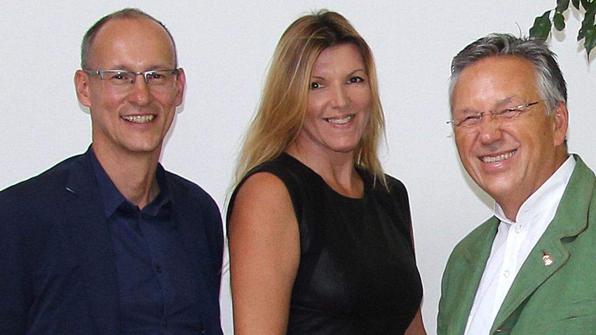 Karl Lautner (Leiter STED-Straßenerhaltungdienst) und Brigitte Luef wünschten Christian Scheuer (rechts) alles Gute für seine neue Aufgabe 