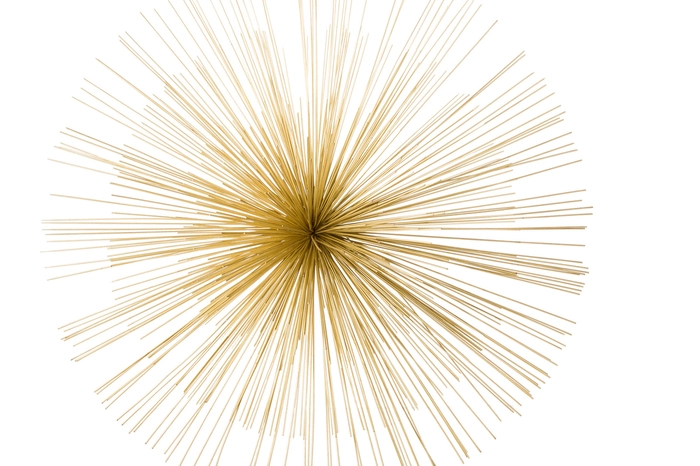 Spike - der Stachelige. Mit seinen goldfarbenen Metallstacheln und einem Durchmesser von 80 Zentimetern ist der Aufhänger „Spike“ ein Eyecatcher. Glitzert mit Sicherheit ganz wunderbar im Licht der Frühlingssonne, die durchs Fenster strahlt. westwingnow.de  