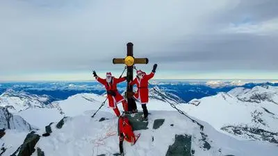 Zwei Bergsteiger stehen als Weihnachtsmänner verkleidet auf dem Großglockner  | Sodamin und Miller als Weihnachtsmänner auf dem Großglockner 