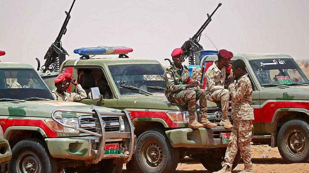 Sudanesische Soldaten an der Grenze