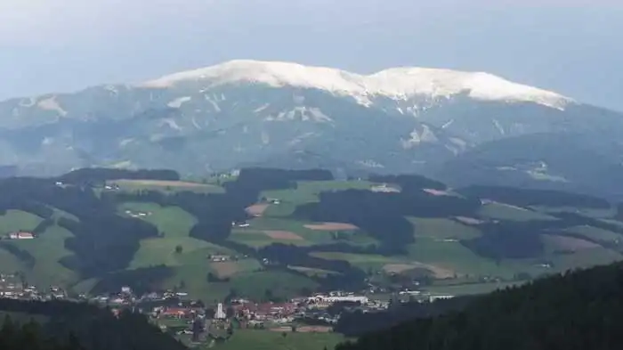 Gewitter, Starkregen und Hagel - das waren am Sonntag die Zutaten für enorme Schäden nach Unwettern. Den Anfang machte es am Nachmittag im Murtal und Bezirk Leoben. In Obdach war etwa der Ameringkogel durch den Hagel mitten im August weiß.