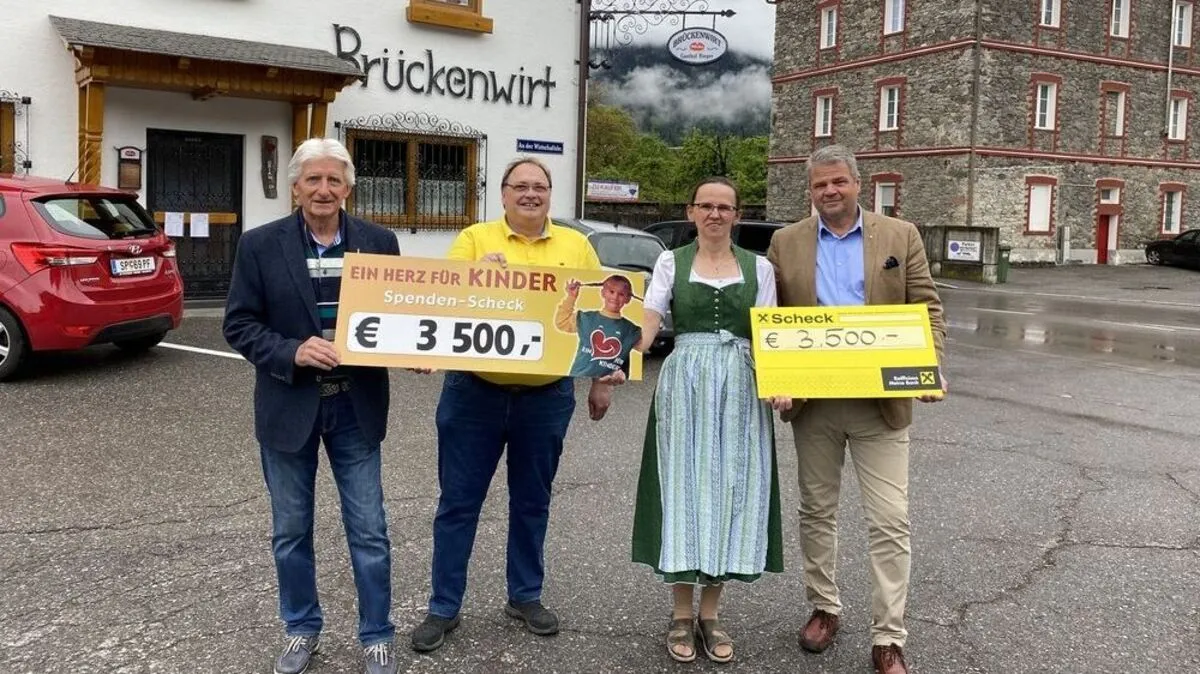 Viktor Plank, Helmut Platzer, Ilse Jury und Gerhard Köfer bei der Spendenübergabe