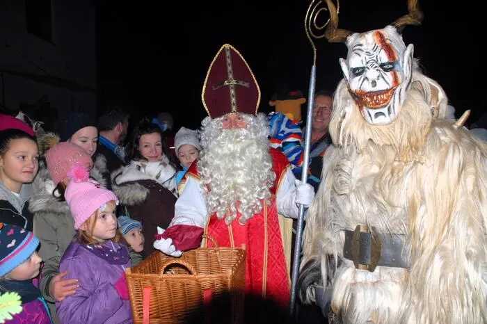 Obwohl die Krampusse und Perchten mit ihren langen Ruten die Kinder ein wenig erschreckten, überwog die Güte vom Nikolaus, der an die Kinder kleine Packerl gefüllt mit Nüssen, Äpfel oder Süßigkeiten verteilte und für manch erwachsene Besucher gab es einen leichten Rutenschlag von dem „G`Schantol-Teifl“-Gespann.