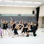 Und Haltung: die Ballerinas mit ihren Tanzlehrern