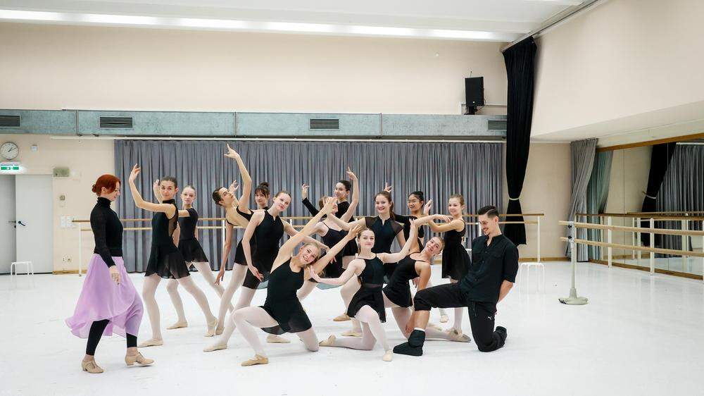 Und Haltung: die Ballerinas mit ihren Tanzlehrern