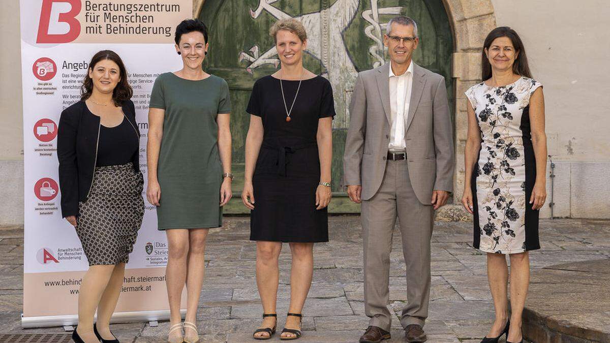 Soziallandesrätin Doris Kampus, Behindertenanwalt Siegfried Suppan und Bereichsleiterin Monika Klaffenböck mit den Expertinnen des Regionalen Beratungszentrums in der Oststeiermark: Martina Freismuth und Oana-Mihaela Iusco (von rechts)